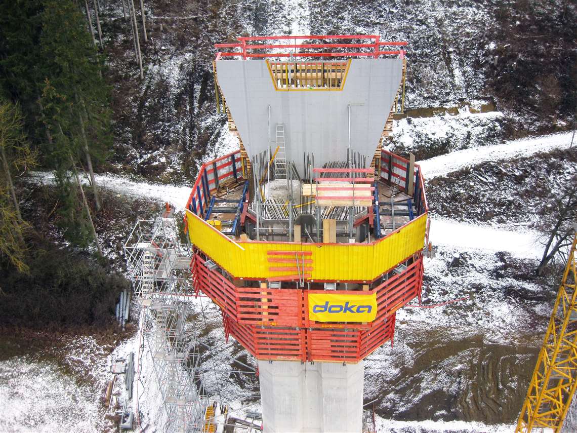 Doka SKE100 plus climbing pier head platforms