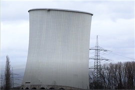 La primera de cuatro torres de refrigeración gigantes se derrumbó en la planta nuclear Biblis, propiedad de RWE, en Alemania